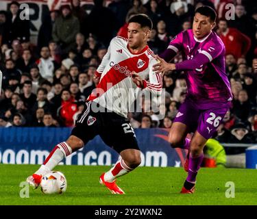 Der River Plate Atlético Club tritt beim CONMEBOL Libertadores Cup im Mas Monumental Stadium an. Stockfoto