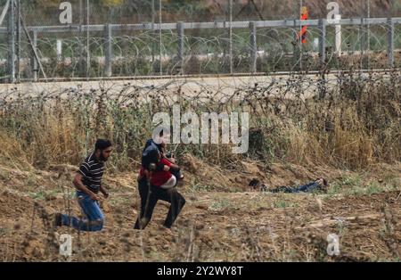 Beit Hanoun, Palästina. 2. Juni 2019. Al Baraa Fayeq Ahmed al-Kafarneh, 11 Jahre alt, wird im Krankenhaus behandelt, nachdem er von israelischen Soldaten bei den Grenzprotesten am Freitag in Abu Safiya im nördlichen Gazastreifen verletzt wurde. Der Junge, der aus Beit Hanoun im Norden Gazas stammt, verlor sein Auge, nachdem er von einem israelischen Soldaten mit einer Gummikugel erschossen wurde und trotz der Behandlung in einem Augenkrankenhaus in Gaza-Stadt. Laut einem Bericht, den die Organisation "Save the Children" Ende März letzten Jahres veröffentlicht hat, sind seither mindestens 49 Kinder am Grenzzaun von Gaza getötet worden Stockfoto