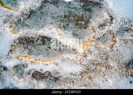 Nahaufnahme eines Fotos, das die einzigartige abstrakte Geologie von pamukkale in der Türkei zeigt. Die Beschaffenheit und Farben des Geländes ähneln der Oberfläche eines anderen Stockfoto