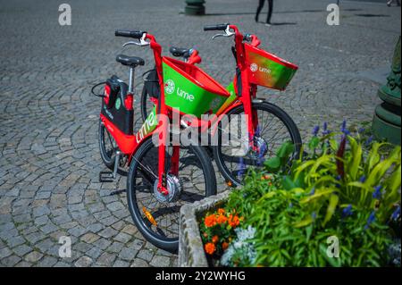 Geparkte Lime Leihfahrräder in Prag Stockfoto