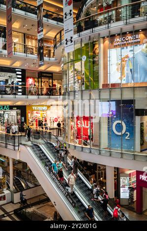 Das Innere des riesigen Palladium Mall in Prag Stockfoto