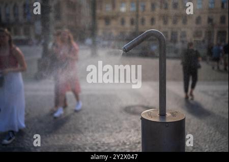 Erfrischender Wassersprühbrunnen, um die hohen Temperaturen im Sommer zu lindern, Prag Stockfoto