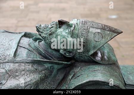 Bischof mit einem Hakenkreuz in den Ruinen der Old Coventry Cathedral Stockfoto