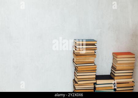Viele Stapel Lehrbücher auf weißem Hintergrund der Bibliothek Stockfoto