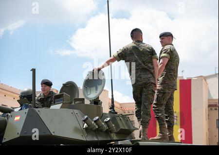 Detail der Besatzung eines spanischen Armeepanzers an den Tagen der offenen Tür der Bruch-Kaserne Stockfoto