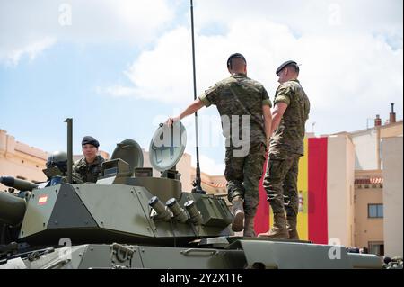 Detail der Besatzung eines spanischen Armeepanzers an den Tagen der offenen Tür der Bruch-Kaserne Stockfoto