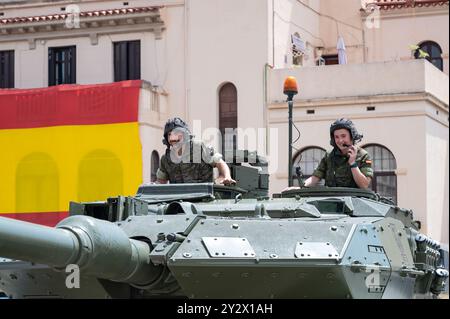 Detail von zwei lächelnden Panzersoldaten, die aus den Luken des Turms des Leopardenpanzers in der Bruch-Kaserne schauen Stockfoto