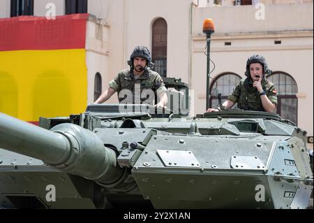 Beschreibung der jungen Operatoren des Leopard 2E Panzers der spanischen Armee, die aus den Türmluken der Bruch-Kaserne schauen Stockfoto