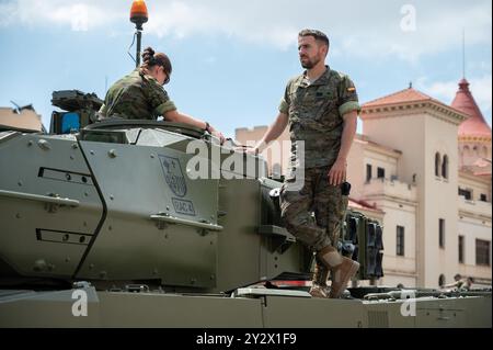 Detail von zwei Soldaten der spanischen Armee im Turm eines Leopard 2E Panzers in der Bruch Kaserne Stockfoto