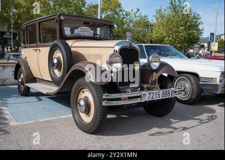 Vorderansicht des historischen Citroen C4 aus dem Jahr 1928. Der C4F von 1931 in zweifarbigem Braun Stockfoto
