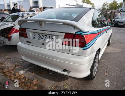 Rückansicht eines wunderschönen weißen Lancia Delta HF der zweiten Generation mit Martini-Rennlinien an der Seite. Stockfoto