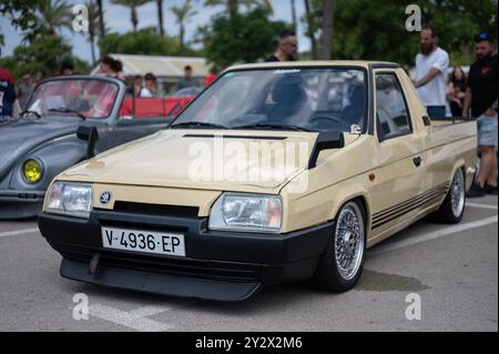 Alter cremefarbener Skoda Favorit Pickup mit detaillierten, handgebürsteten Linien. Feines Finish mit abgesenkter Federung und einem sehr schönen klassischen Stil Stockfoto