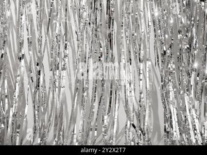 Glänzender silberner Hintergrund mit zerknittertem, strukturiertem Folienmuster. Reflektierende Oberfläche mit Licht und Falten, die ein abstraktes und helles des schafft Stockfoto
