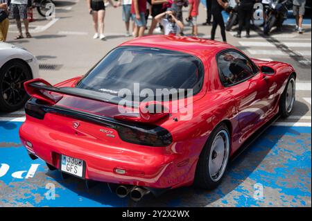 Obere Rückansicht des spektakulären japanischen Sportwagens Mazda RX-7 Efini, dritte Generation, rot, mit Drehmotor und abgestimmt Stockfoto