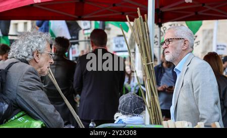 London, Großbritannien. September 2024. Die Corbyn-Brüder sprechen – Jeremy Corbyn (rechts), unabhängiger Abgeordneter und ehemaliger Führer der Labour Party, spricht mit seinem Aktivisten-Bruder Piers Corbyn im Envent. Eine propalästinensische Anti-Kriegs-Kundgebung mit Sprechern gegenüber der Downing Street auf Whitehall zieht eine Menge von mehreren hundert Aktivisten und Demonstranten an, die Plakate von 'freiem Palästina' über 'Ceasefire Now' bis hin zu palästinensischen Flaggen und Forderungen an die Regierung, Maßnahmen zu ergreifen. Redner sind Jeremy Corbyn sowie mehrere andere Abgeordnete. Quelle: Imageplotter/Alamy Live News Stockfoto