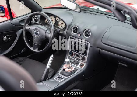 Innenraum eines japanischen zweisitzigen Sportwagens, Mazda MX-5 (Miata) NB der zweiten Generation Stockfoto