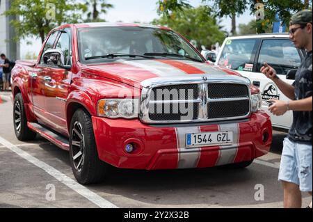 Detail eines spektakulären roten amerikanischen Dodge RAM 1500 Pickup Trucks bei einem Treffen von klassischen importierten Autos. Es sind Leute auf der Straße Stockfoto