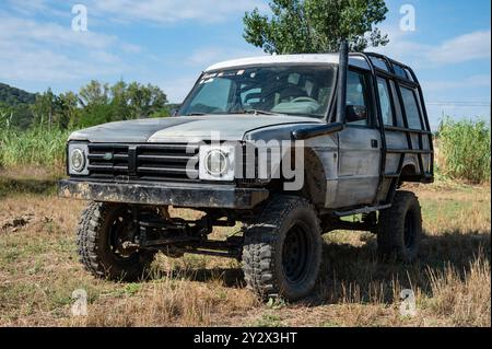 Nahaufnahme eines brutalen klassischen britischen Geländefahrers, der ersten Generation des Land Rover Discovery Series I, der für extreme Geländefahrten stark modifiziert wurde Stockfoto