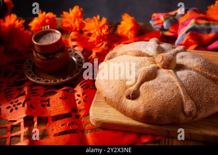 Pan de Muerto. Typisch mexikanisches Süßbrot, das in der Zeit des Todes verzehrt wird. Es ist ein Hauptelement in den Altären und Opfergaben in Stockfoto