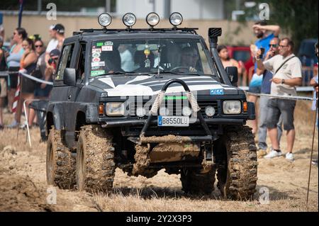 Nahaufnahme der Vorderansicht eines klassischen japanischen Offroad-MK3 der Nissan Patrol Series 260 der dritten Generation, modifiziert für extreme Geländefahrten auf einer 4x4-Clubstrecke Stockfoto