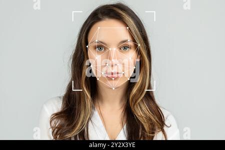 Gesichtserkennungstechnologie bei einer Frau in einem weißen Hemd Stockfoto