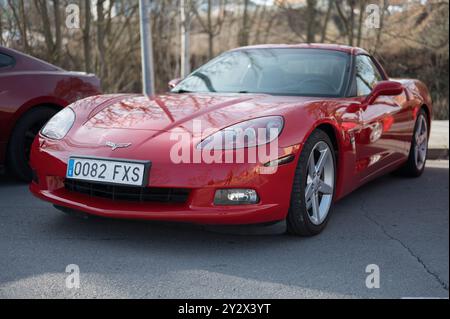 Vorderansicht eines klassischen roten Chevrolet Corvette C6 amerikanischen Sportwagens der sechsten Generation, der auf der Straße geparkt ist Stockfoto