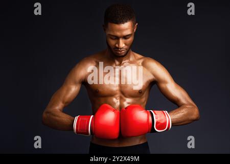 Gutaussehender Afro-Sportler, bereit für den Kampf im Studio Stockfoto