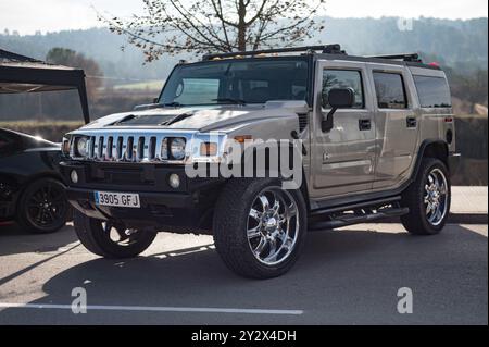 Vorderansicht eines spektakulären braunen amerikanischen Hummer H2 Geländefahrzeugs mit Chromfelgen mit großem Durchmesser Stockfoto