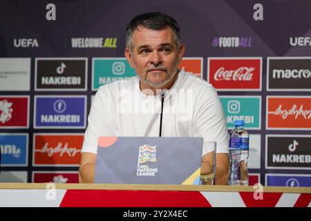 Der Cheftrainer von Georgia Willy Sagnol während der Pressekonferenz nach dem Spiel der UEFA Nations League zwischen Georgien und Tschechien im Mikheil Meskhi Stadium am 7. September 2024 in Tiflis, Georgien. Tbilisi Mikheil Meskhi Stadium, Ilia Chavchavadze Avenue, Zemo Vake, Vake, Vake District, Tbilisi, 1062, Georgia Georgia Copyright: xArturxStabulnieksx A86I3567 Stockfoto