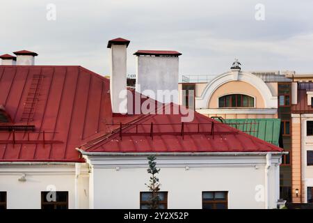 Dächer von Häusern aus rotem Metallschiefer. Modernes Metalldach. Stockfoto