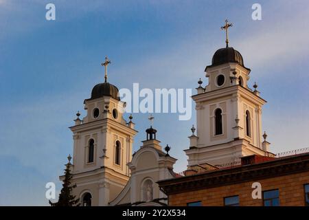 MINSK WEISSRUSSLAND - 10. September 2024: Kuppeln der Kathedrale der Heiligen Jungfrau Maria Stockfoto