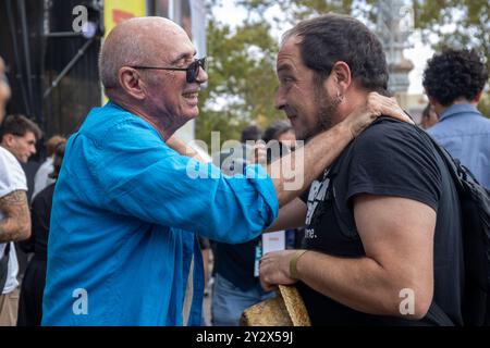 Barcelona, Spanien. September 2024. Wie jeden 11. September wurde in Barcelona der katalanische Nationalfeiertag, auch bekannt als katalonischer Nationalfeiertag, gefeiert. Am Morgen wurde das traditionelle Blumenopfer für das Denkmal von Rafael Casanova gemacht, eine politische Veranstaltung, die von OMNIUM Cultural organisiert wurde, und am Nachmittag eine gemeinsame Demonstration des Landes mit dem Motto: „Wir kehren auf die Straßen zurück: Unabhängigkeit. Justiz, Land, Zukunft“. Quelle: D. Canales Carvajal/Alamy Live News - Bild Stockfoto