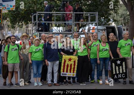 Barcelona, Spanien. September 2024. Wie jeden 11. September wurde in Barcelona der katalanische Nationalfeiertag, auch bekannt als katalonischer Nationalfeiertag, gefeiert. Am Morgen wurde das traditionelle Blumenopfer für das Denkmal von Rafael Casanova gemacht, eine politische Veranstaltung, die von OMNIUM Cultural organisiert wurde, und am Nachmittag eine gemeinsame Demonstration des Landes mit dem Motto: „Wir kehren auf die Straßen zurück: Unabhängigkeit. Justiz, Land, Zukunft“. Quelle: D. Canales Carvajal/Alamy Live News - Bild Stockfoto