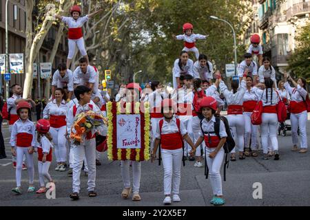 Barcelona, Spanien. September 2024. Wie jeden 11. September wurde in Barcelona der katalanische Nationalfeiertag, auch bekannt als katalonischer Nationalfeiertag, gefeiert. Am Morgen wurde das traditionelle Blumenopfer für das Denkmal von Rafael Casanova gemacht, eine politische Veranstaltung, die von OMNIUM Cultural organisiert wurde, und am Nachmittag eine gemeinsame Demonstration des Landes mit dem Motto: „Wir kehren auf die Straßen zurück: Unabhängigkeit. Justiz, Land, Zukunft“. Quelle: D. Canales Carvajal/Alamy Live News - Bild Stockfoto