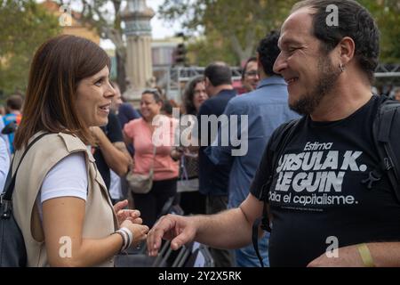 Barcelona, Spanien. September 2024. Wie jeden 11. September wurde in Barcelona der katalanische Nationalfeiertag, auch bekannt als katalonischer Nationalfeiertag, gefeiert. Am Morgen wurde das traditionelle Blumenopfer für das Denkmal von Rafael Casanova gemacht, eine politische Veranstaltung, die von OMNIUM Cultural organisiert wurde, und am Nachmittag eine gemeinsame Demonstration des Landes mit dem Motto: „Wir kehren auf die Straßen zurück: Unabhängigkeit. Justiz, Land, Zukunft“. Quelle: D. Canales Carvajal/Alamy Live News - Bild Stockfoto