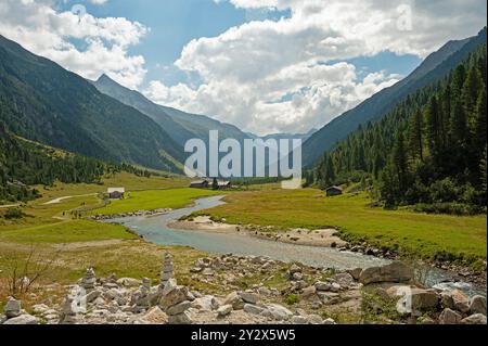 Die Krimmler Ache fließt durch das Krimmler Achental in Österreich Stockfoto