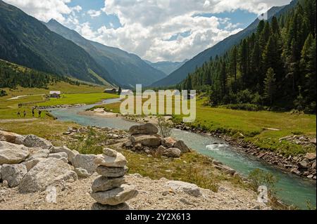 Die Krimmler Ache fließt durch das Krimmler Achental in Österreich Stockfoto