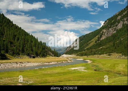 Die Krimmler Ache fließt durch das Krimmler Achental in Österreich Stockfoto