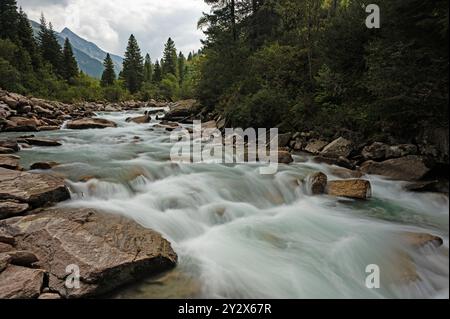 Die Krimmler Ache fließt durch das Krimmler Achental in Österreich Stockfoto