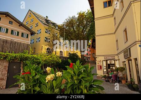 Wunderschöner Platz in der Innenstadt von Kitzbühel in Tirol in Österreich Stockfoto