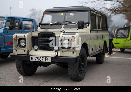 Das klassische Land Rover Santana Series III Geländefahrzeug ist sandfarben mit schwarzen Details und Schutzgittern an den Scheinwerfern. Stockfoto