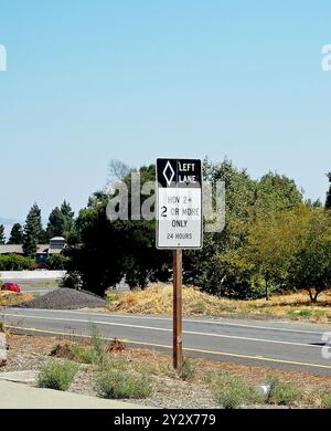 Linke Spur, HOV 2+, nur 2 oder mehr, 24 Stunden, Verkehrsschild an der Autobahneinfahrt in Kalifornien Stockfoto