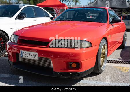 Vorderansicht eines roten Nissan Skyline GTR-R33 der neunten Generation bei einem japanischen Sportwagen. Stockfoto