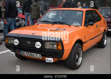 Vorderansicht des klassischen leichten Sportwagensitzes 1200 Sport Bocanegra, orange mit schwarzer Vorderseite Stockfoto