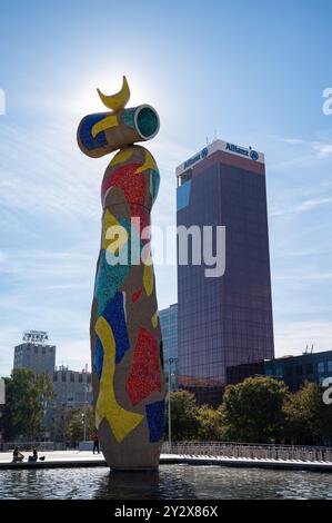 Große Skulptur der Frau und des Vogels und des Allianz Wolkenkratzers im Hintergrund im Park. Sternenklare Hintergrundbeleuchtung Stockfoto