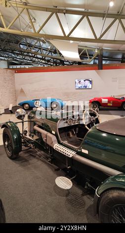 Rückansicht des Innenraums und des Cockpits des historischen grünen Rennwagens Lagonda M45 Rapide im LeMans Museum. Stockfoto