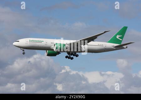 Eine Boeing 777-200 der Turkmenistan Airlines nähert sich dem Flughafen London Gatwick an Stockfoto