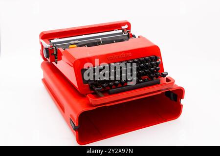 Vintage 1968 olivetti Valentine rot tragbare Schreibmaschine entworfen von Ettore Sottsass, Perry King isoliert auf weißem Studiohintergrund Stockfoto