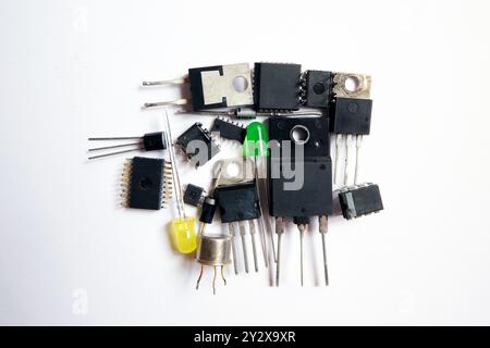 Elektronische Halbleiterbauteile. Dioden, Transistoren, LED-Lampen und integrierte Schaltkreise, isoliert auf einem weißen. Stockfoto