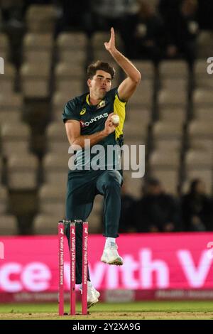 Southampton, Großbritannien. September 2024. Xavier Bartlett aus Australien liefert den Ball während des ersten Spiels der Vitality IT20 Series England gegen Australien im Utilita Bowl, Southampton, Großbritannien, 11. September 2024 (Foto: Craig Thomas/News Images) in Southampton, Großbritannien am 11. September 2024. (Foto: Craig Thomas/News Images/SIPA USA) Credit: SIPA USA/Alamy Live News Stockfoto